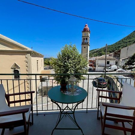 Ilianas Place Ágios Matthaíos Bagian luar foto