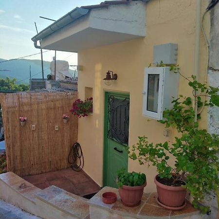 Ilianas Place Ágios Matthaíos Bagian luar foto