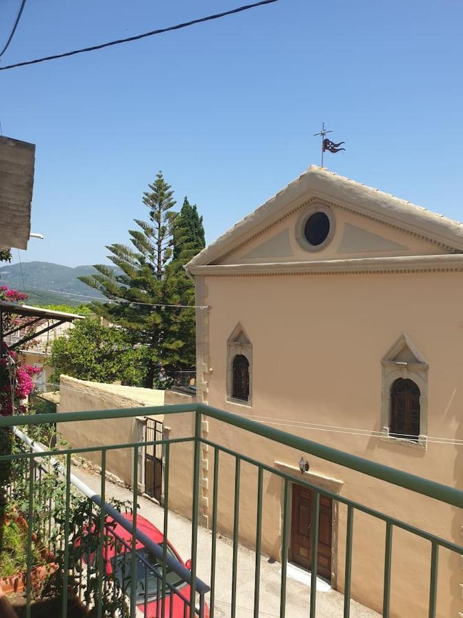Ilianas Place Ágios Matthaíos Bagian luar foto
