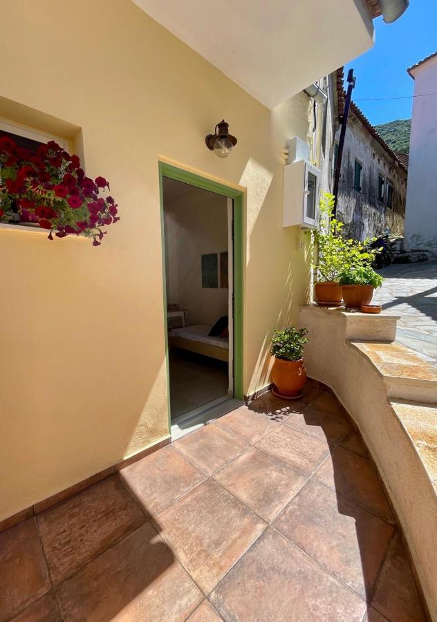 Ilianas Place Ágios Matthaíos Bagian luar foto