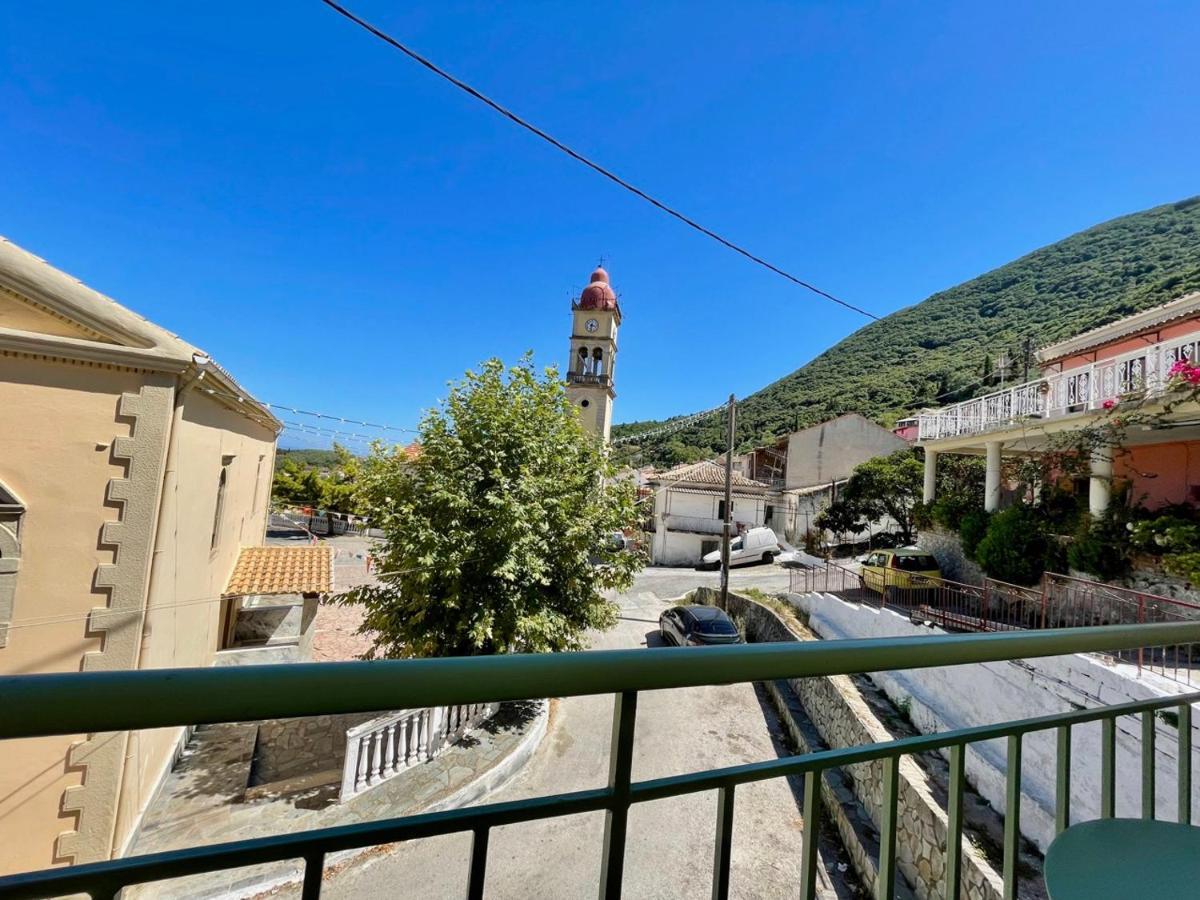 Ilianas Place Ágios Matthaíos Bagian luar foto