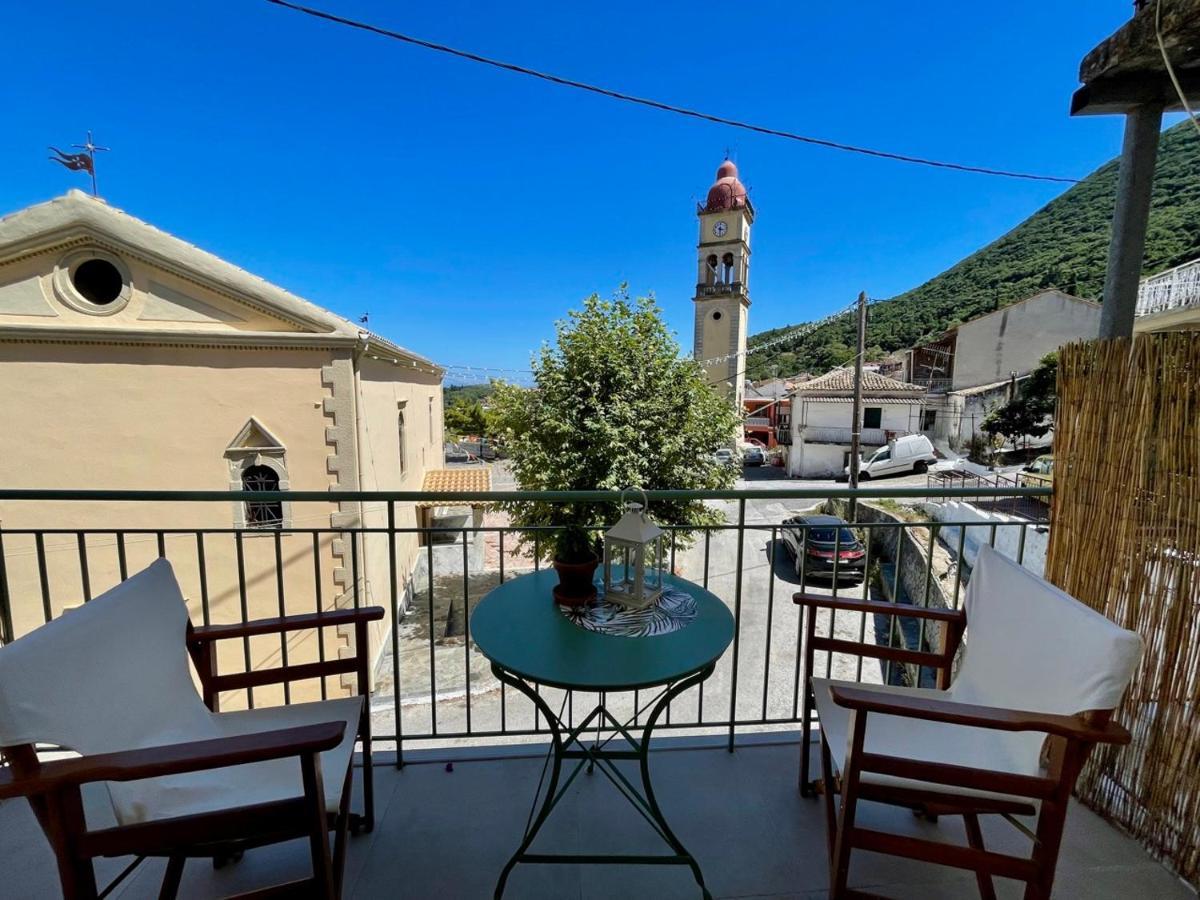 Ilianas Place Ágios Matthaíos Bagian luar foto