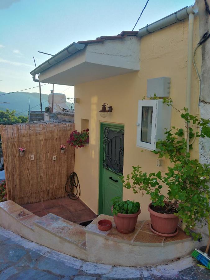 Ilianas Place Ágios Matthaíos Bagian luar foto